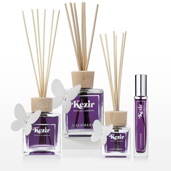 Linea diffusori ambiente Kezir fragranza Cashmere con decoro Farfalla. Disponibile nei formati 500 ml, 250 ml, 100 ml e spray ambiente.