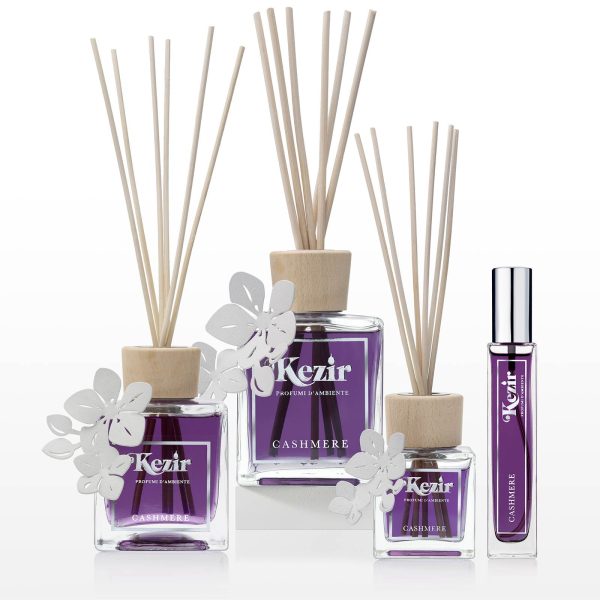 Linea diffusori ambiente Kezir fragranza Cashmere con decoro Fior di Loto. Disponibile nei formati 500 ml, 250 ml, 100 ml e spray ambiente.
